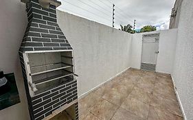 Apê pavimento superior com 3 quartos com ar condicionado, varanda e suite com vista para a piscina e internet privativa, a poucos metros da Praia de Taperapuã. Residencial Jardins de Taperapuã, condomínio com piscina, 2 vagas de garagem e área gourme